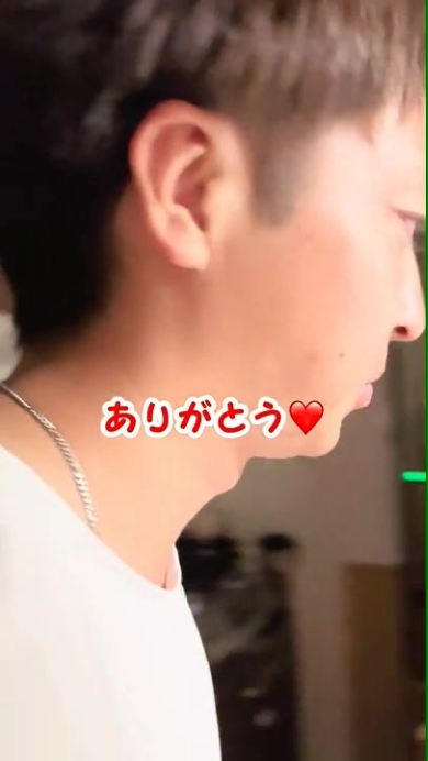 寝室に戻る男性