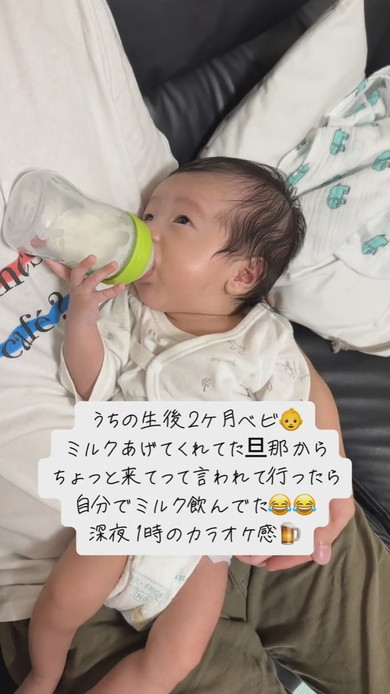 自分で哺乳瓶を持ってミルクを飲む赤ちゃん