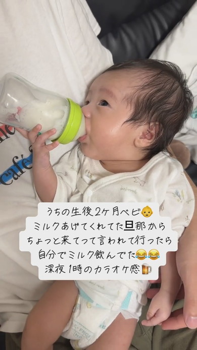 自分で哺乳瓶を持ってミルクを飲む赤ちゃん