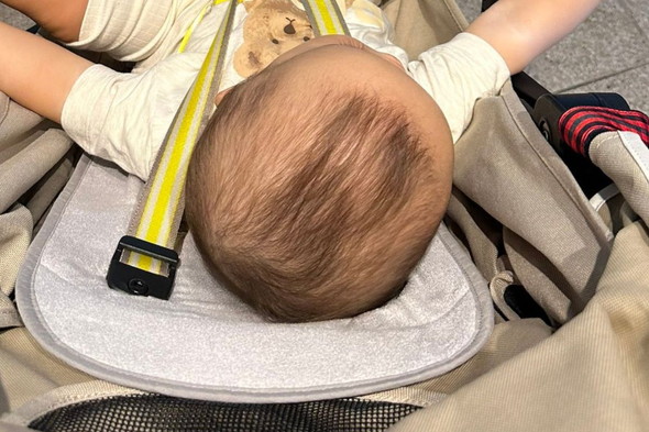 ベビーカーに乗っている赤ちゃん