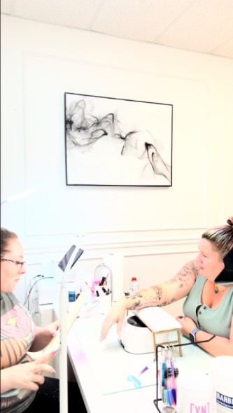 超巨大爪やすりを出すネイリスト