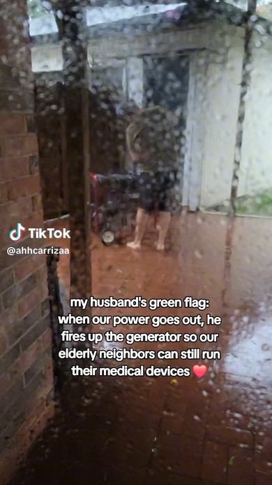 発電機を持ち出す男性