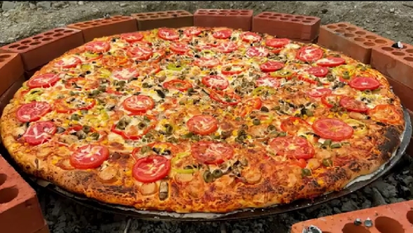 ビッグサイズの釜で焼くピザ