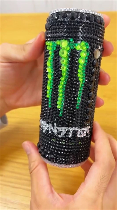 デコったモンスタエナジー缶