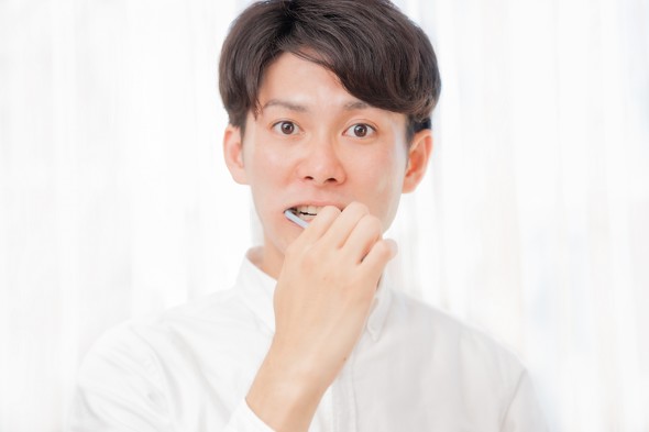 歯磨きをする男性の画像