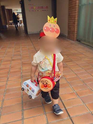 アンパンマンミュージアム満喫コーデの2歳児