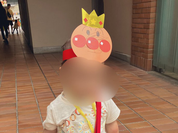 アンパンマンミュージアム満喫コーデの2歳児（上半身）