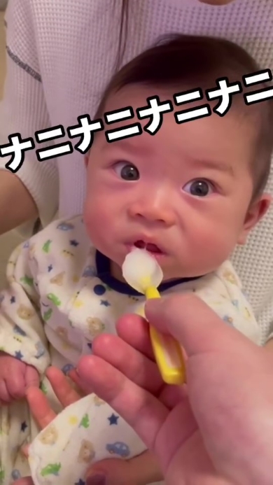 離乳食を食べる赤ちゃん