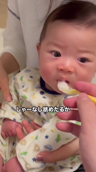 離乳食を食べる赤ちゃん