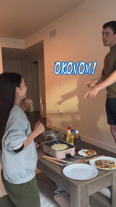 お好み焼きに喜ぶアメリカ人夫