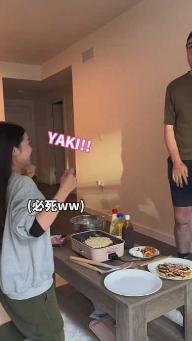 お好み焼きに喜ぶアメリカ人夫