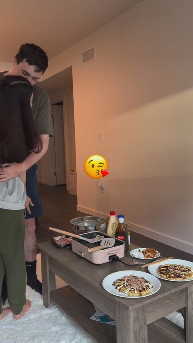 お好み焼きに喜ぶアメリカ人夫