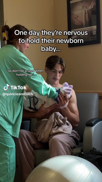 赤ちゃんを抱っこするパパ