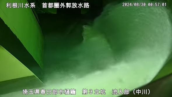 台風10号で増水した水が流れ込む様子