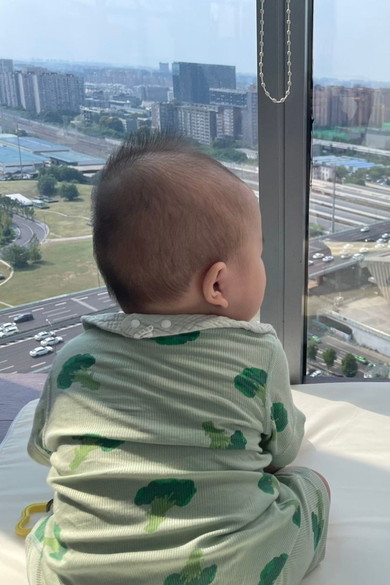 座っている赤ちゃん