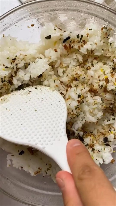 海外でバズった焼きおにぎりレシピがおいしそう