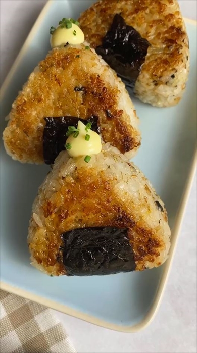海外でバズった焼きおにぎりレシピがおいしそう