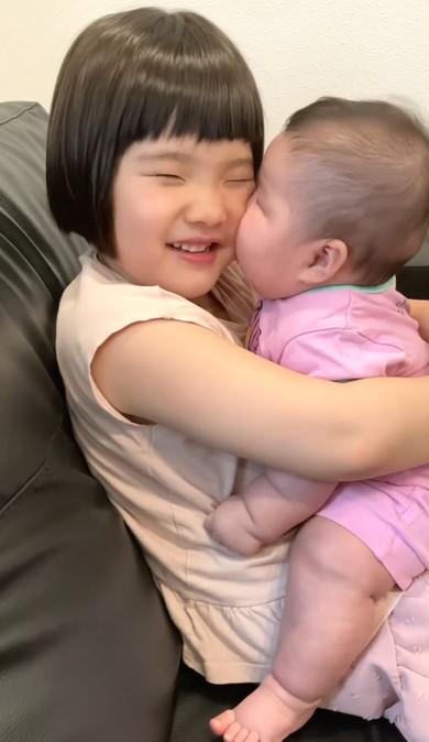 ねぇねの唇をうばおうとする赤ちゃん