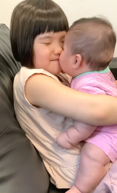 ねぇねの唇をうばおうとする赤ちゃん