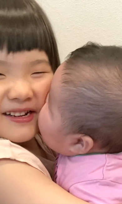 ねぇねの唇をうばおうとする赤ちゃん