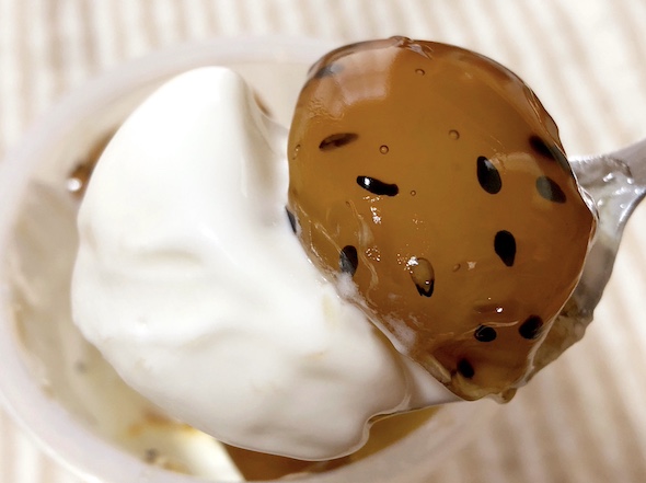 たべる牧場やきいも、大学芋風串だんご乗せ。