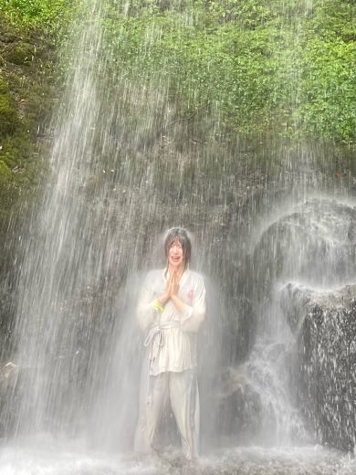 滝行をする清野さん