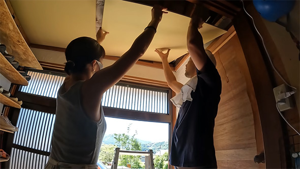 石こうボードをはめる夫妻