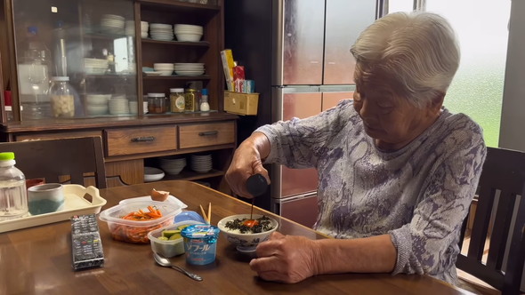 食事中の95歳のおばあちゃん