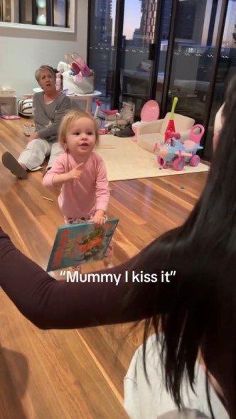 ママにかけよる女の子