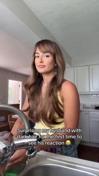 ダークカラーのヘアウィッグを被り夫を待つ妻