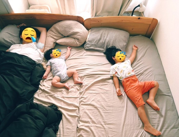 シンクロ寝相3人