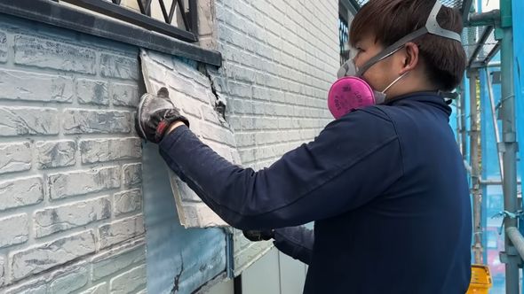 傷んでいるベランダの外壁を撤去する