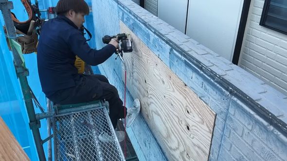 風抜け穴を板材でふさぐ