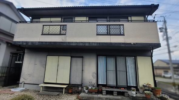 雨漏りでボロボロになっている改装前のベランダ