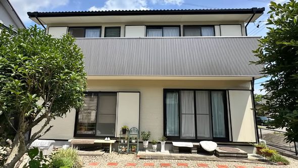 傷んでいる箇所を修繕して鋼材を張った改装後のベランダ