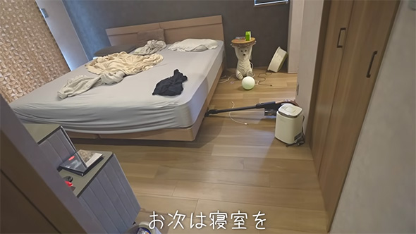 お次は寝室を