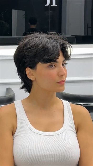 ロングヘアから大人っぽいショートカットに