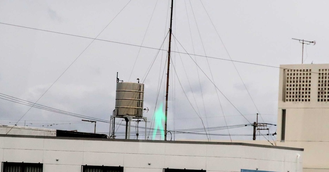 「やべー思念体みたいなのがおる!!」　不気味な人影を激写→正体はまさかの…… 奇跡の1枚に「リアルで見たら焦る」「宇宙人に見えたｗ」（1/2） | IT・科学 ねとらぼ