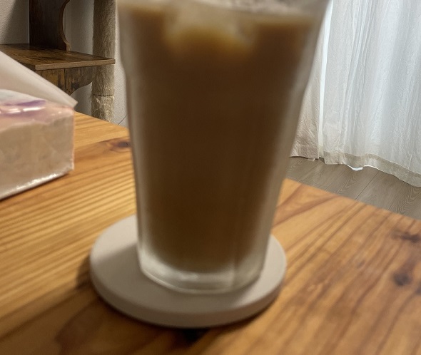 カフェラテのトッピングかのように写っているニャンコ