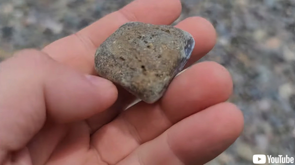 石ころがアクセサリーに