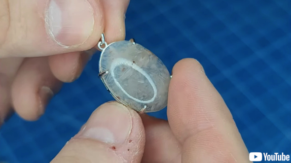 石ころがアクセサリーに