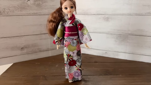 着物を着たリカちゃん人形