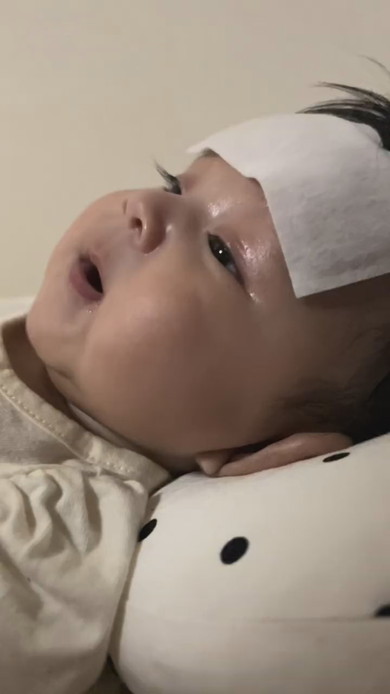 発熱で寝ている赤ちゃん