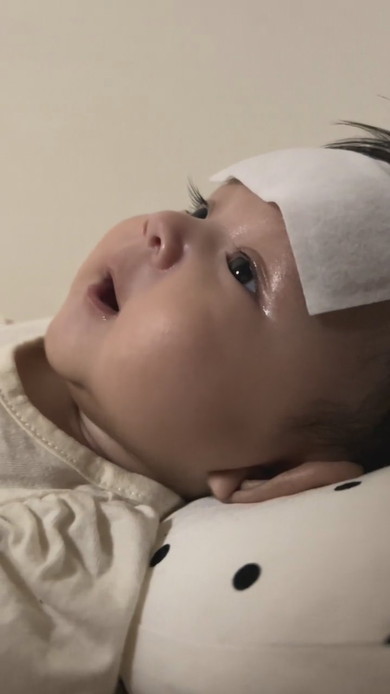 発熱で寝ている赤ちゃん