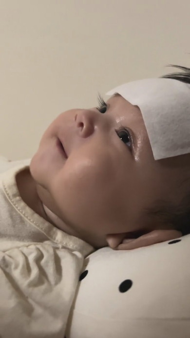 発熱で寝ている赤ちゃん