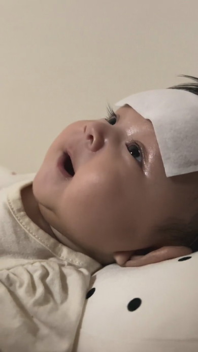 発熱で寝ている赤ちゃん