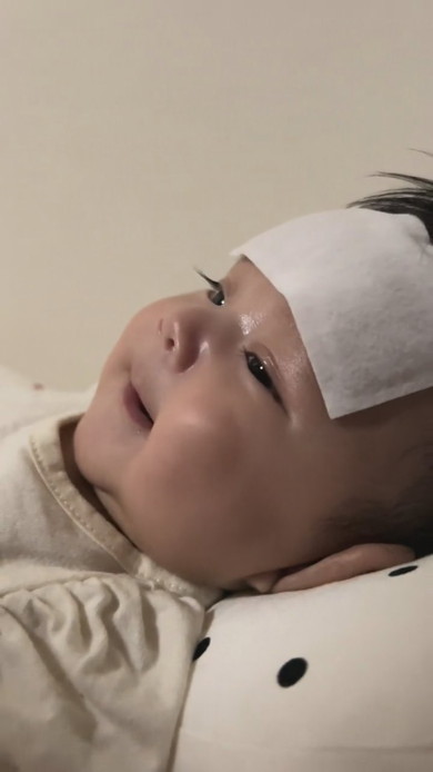 発熱で寝ている赤ちゃん