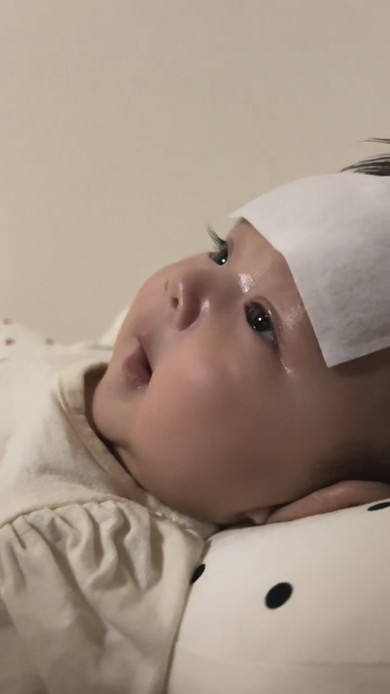 発熱で寝ている赤ちゃん