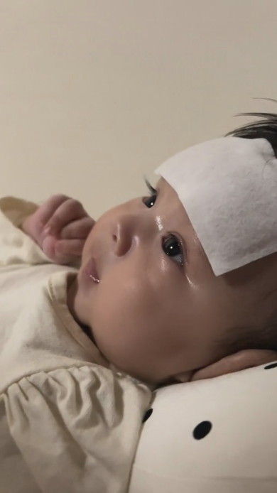 発熱で寝ている赤ちゃん