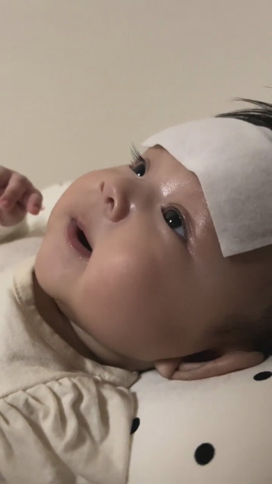 発熱で寝ている赤ちゃん